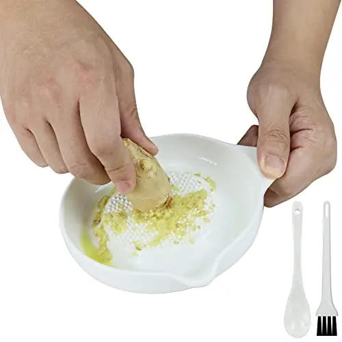 EIKS white ceramic grater for ginger with spoon and brush